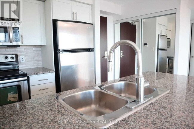 Photo du bâtiment - 208-2208 Enfield Pl