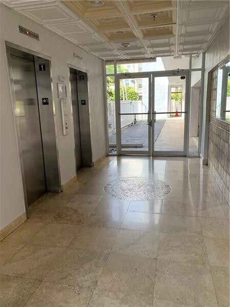 Foto del edificio - 677 NE 24th St