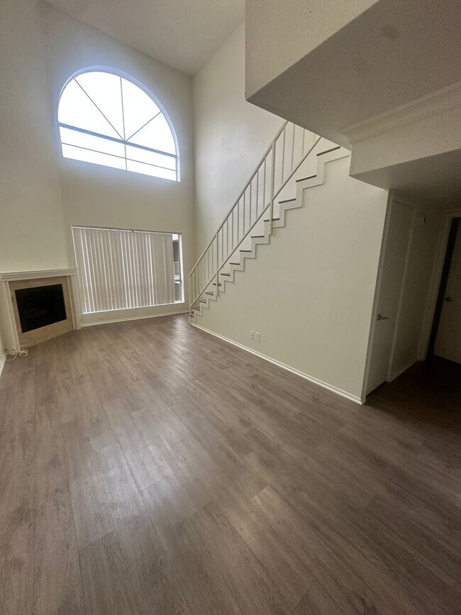 Building Photo - The Premier on Moorpark