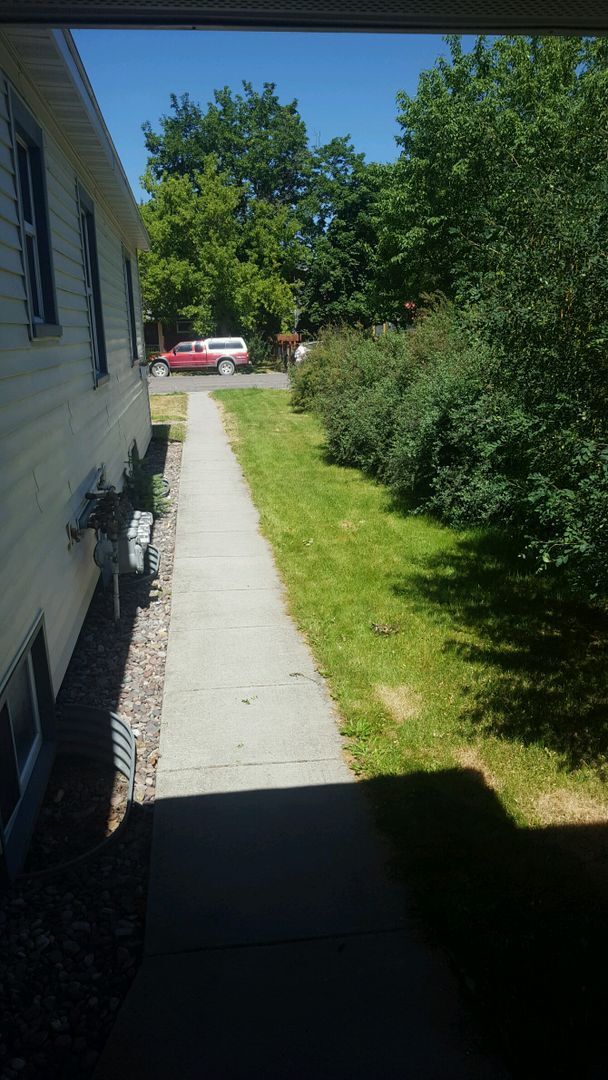 Building Photo - Hey Students.  3 bedroom Mid town off Step...