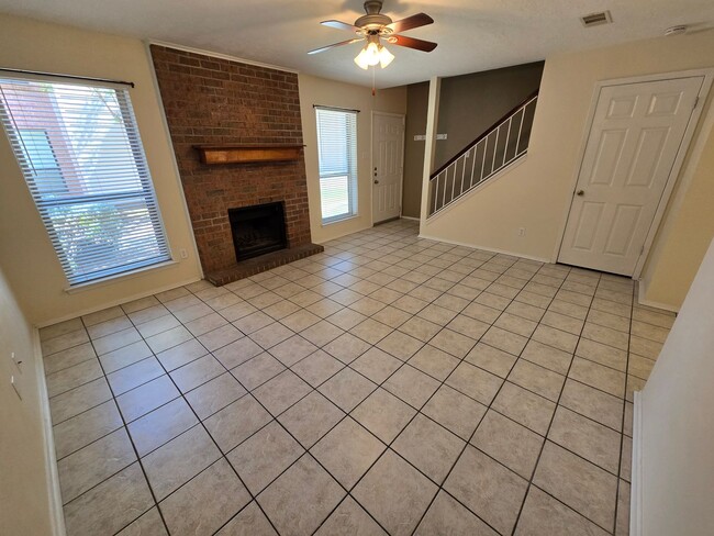 Building Photo - College Station -2 bedroom/ 2.5 bath - 2 s...