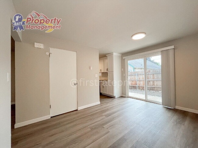 Foto del edificio - 1030 E Floral Ln