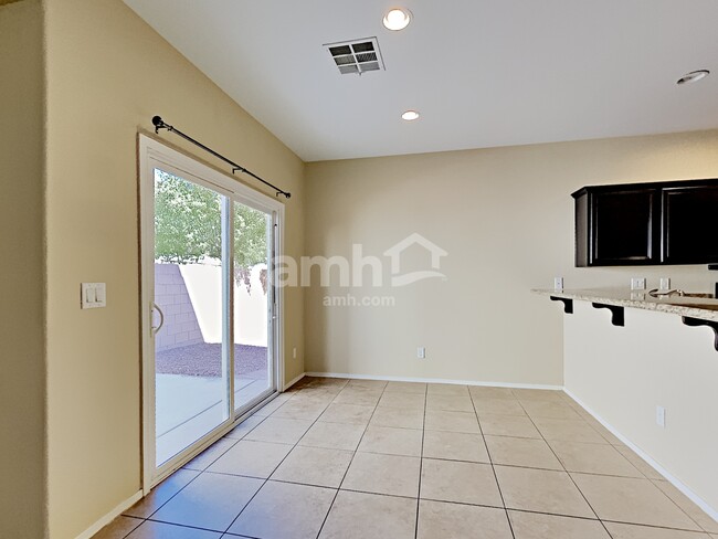 Foto del edificio - 1006 Maple Pines Avenue