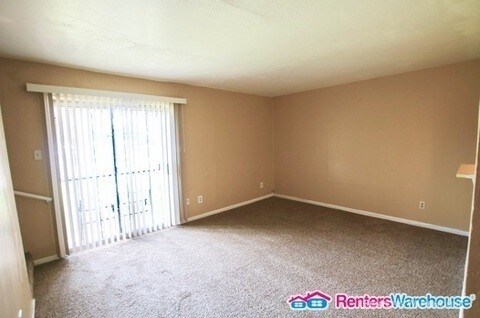 Building Photo - 2 bed 1.5 bath Move in READY!!