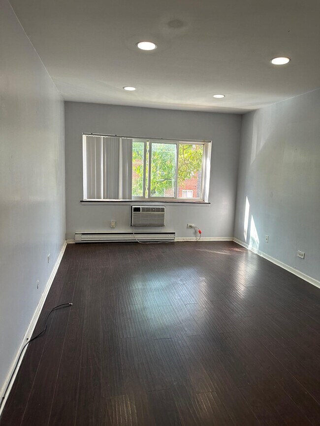 Building Photo - 3815 N Pine Grove Ave