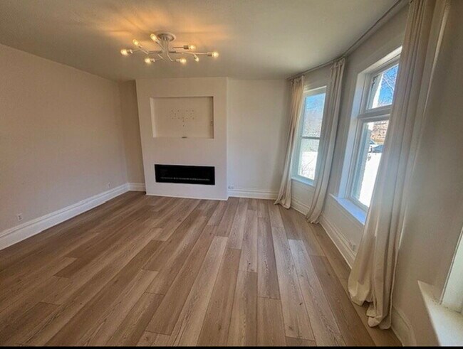 Building Photo - Downtown Remodeled Living