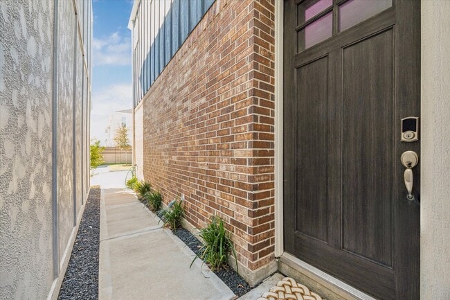 Foto del edificio - 9804 Rugged Oaks Dr