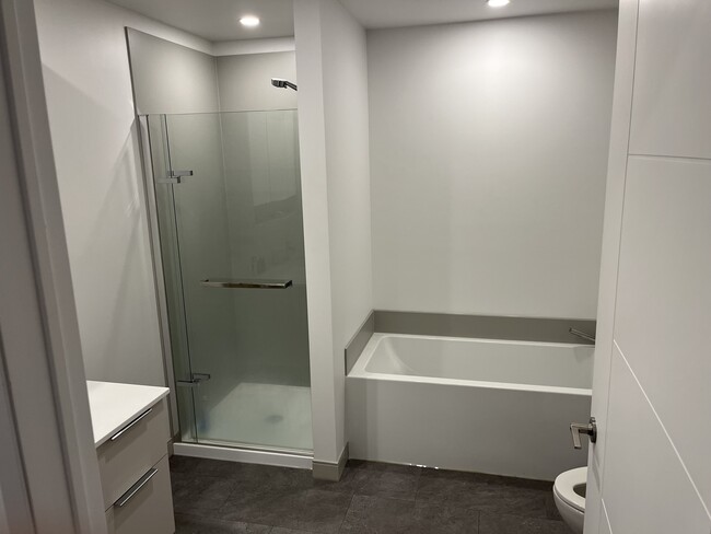 Building Photo - 37 Av Des Cascades