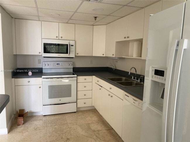 Building Photo - 17890 W Dixie Hwy