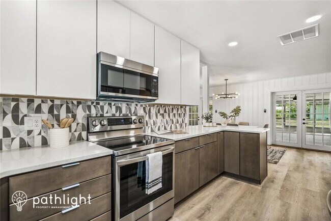 Foto del edificio - 5817 Lakebreeze Ave