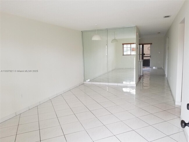 Foto del edificio - 8851 NW 119th St