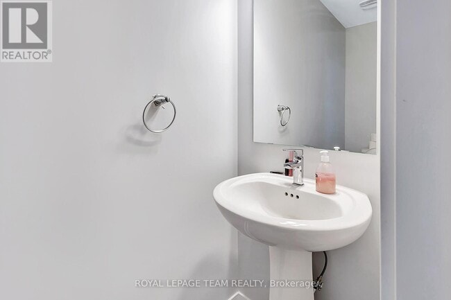 Building Photo - 518 Parnian Private