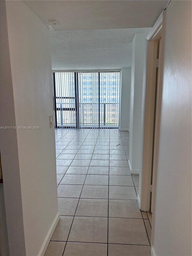 Foto del edificio - 600 NE 36th St