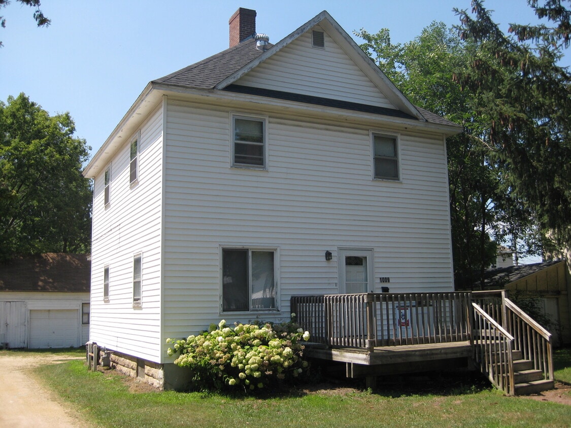 1009 8th St E, Menomonie, WI 54751 House Rental in Menomonie, WI