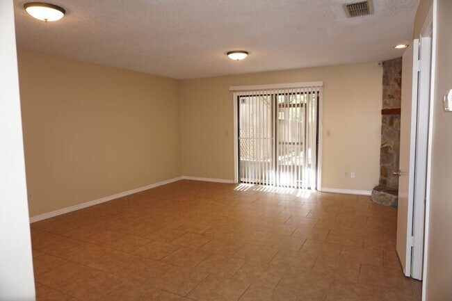 Foto del edificio - 2 bedroom townhome on Westside
