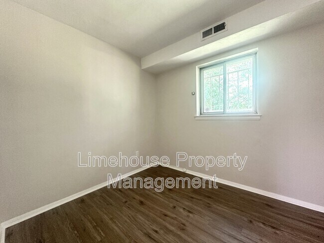 Foto del edificio - 562 Briar Hill Rd