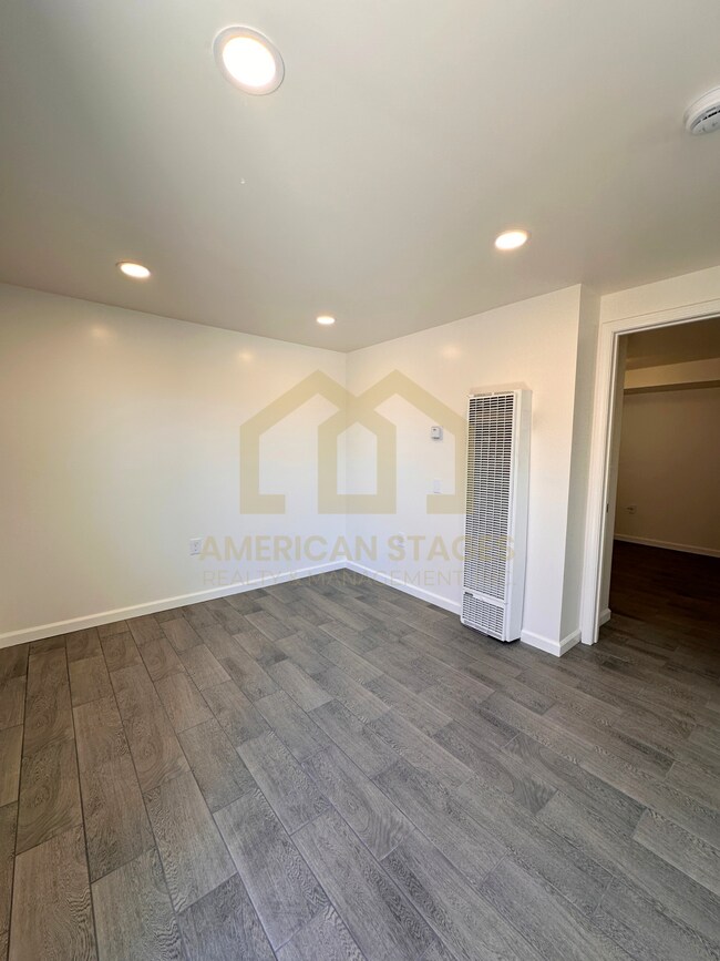 Building Photo - 1101 W Oak Ave