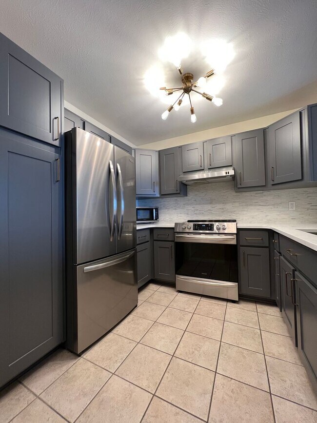 Building Photo - Light drenched 2 bed/2 bath Gunbarrel Cond...