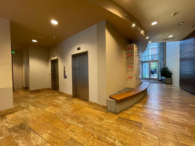 Foto del edificio - Perfectly Located, 2-Bedroom, 2-Bathroom C...