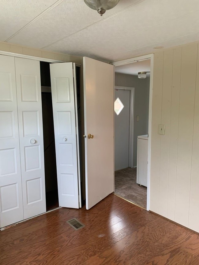 Building Photo - 3 br, 1.5 bath House - 1232 Sunburst Road