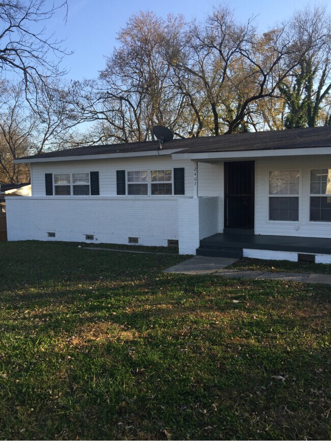 Foto del edificio - 2407 Medaris Rd NW