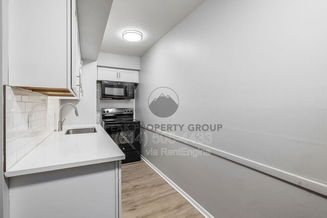 Building Photo - 558 Riverview Dr