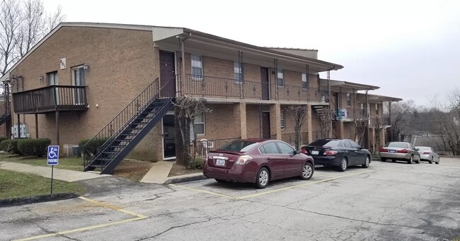 Exterior 2 - 901 Crosshill Dr