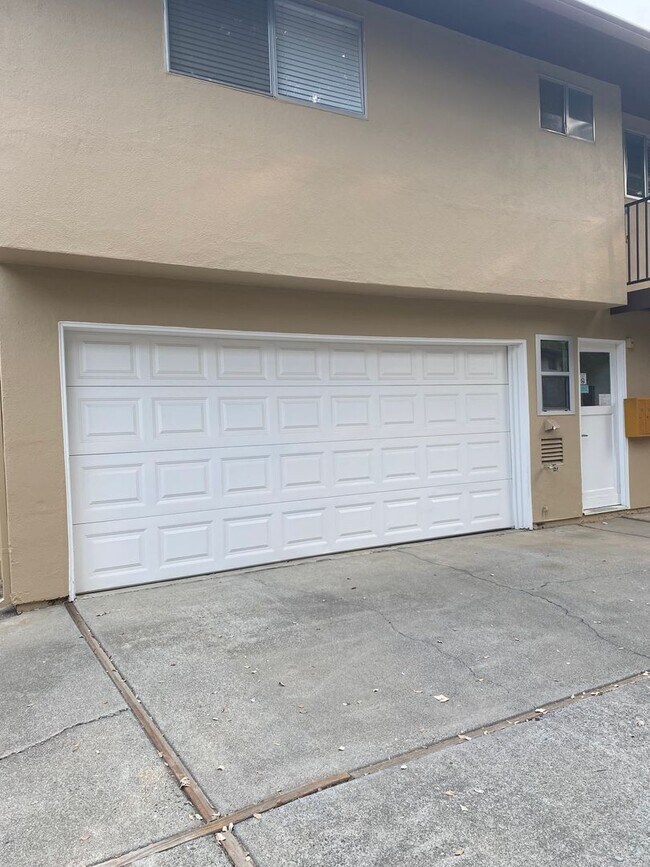 Building Photo - $300 OFF FIRST MONTH'S RENT-2-Story Condo ...