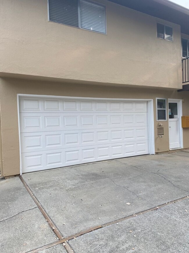 Foto del edificio - $300 OFF FIRST MONTH'S RENT-2-Story Condo ...