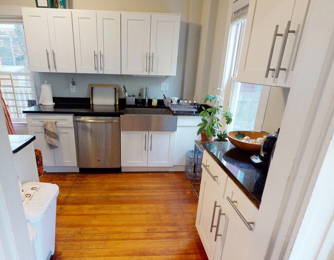 Building Photo - 9/1 No Fee!  Sunny, updated 3BR near Central Sq w/balcony
