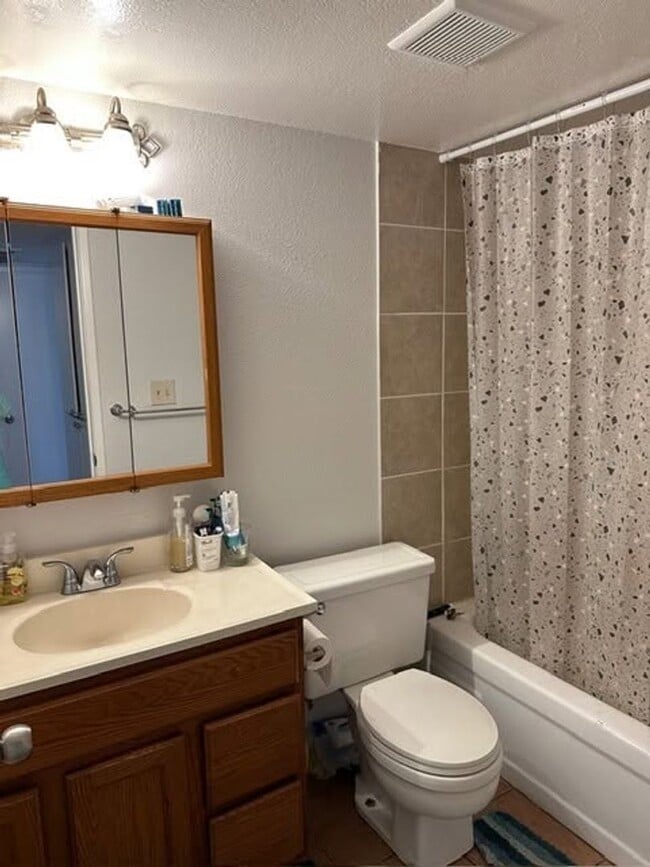 Building Photo - Home for Rent in Rosemont Park – Sacramento!