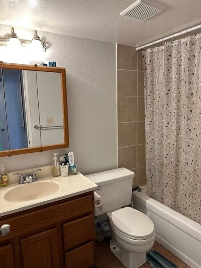 Foto del edificio - Home for Rent in Rosemont Park – Sacramento!