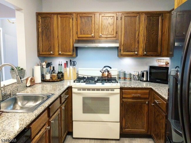 Building Photo - 612 Deepdale Ct