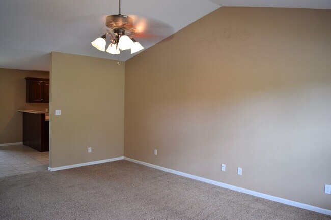 Building Photo - Gorgeous 3 bedroom 2 bathroom Home, locate...
