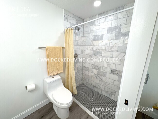 Building Photo - Well Located Private Unit + Bath in a Co-L...