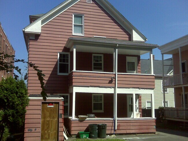 Building Photo - 15 1/2 Palmer St