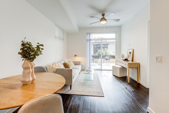 Balcones y patios privados en casas seleccionadas. - Windsor Totem Lake