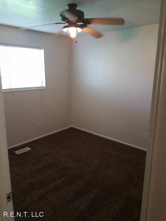 Building Photo - 3 br, 1 bath Apartment - 735 W Carter Dr.