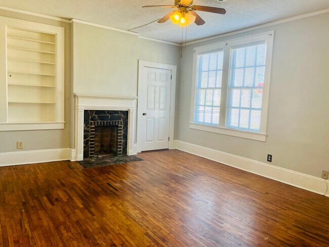 Sala de estar (puerta a la habitación adicional a la izquierda) - 2602 Plum St