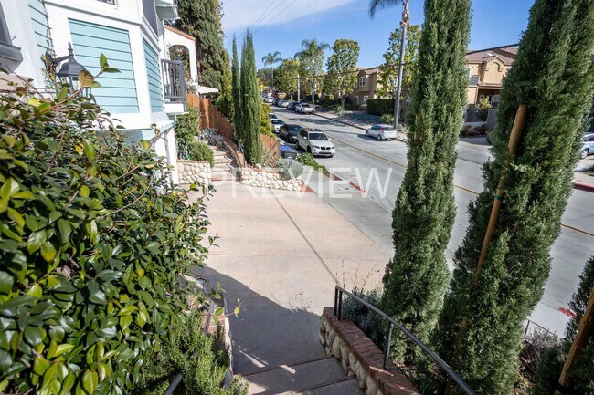Foto del edificio - STUNNING TOWNHOME 2 BED 2.5 BATH 2 CAR GARAGE NORTH PARK/HILLCRES