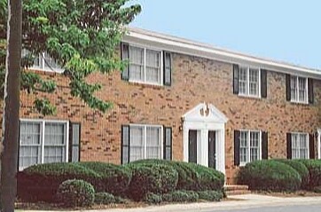 Explore este encantador apartamento con hermosa arquitectura de ladrillo y un entorno acogedor. - Corder Ridge