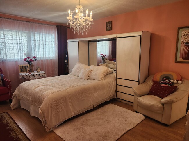 Building Photo - 2400 NE 1st Ln