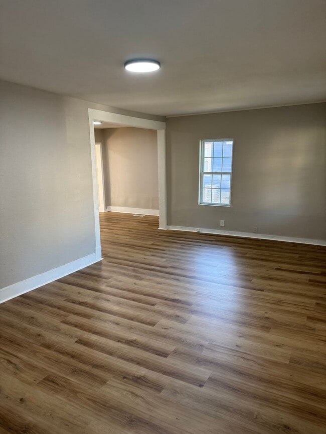 Building Photo - Recently Remodeled 3 Bedroom Home