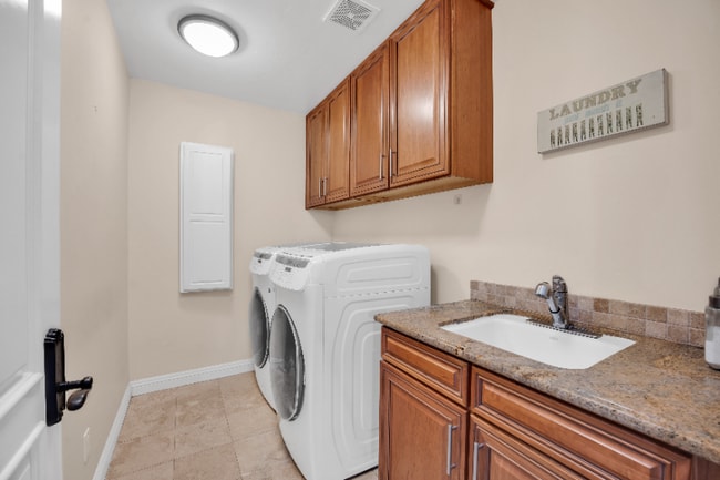 Building Photo - 30420 Longhorn Dr