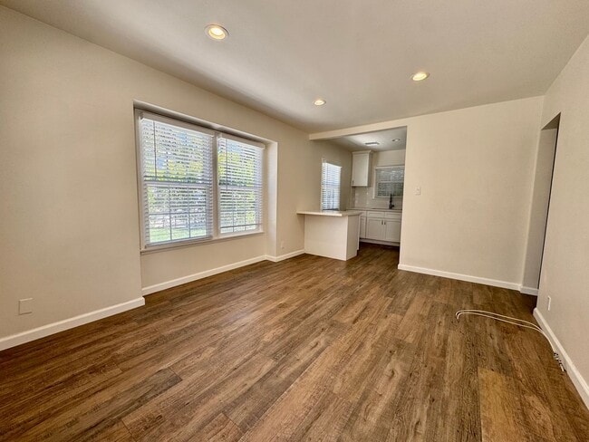 Foto del edificio - Large front unit apartment with patio