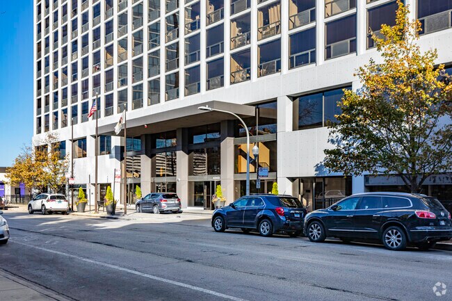 Building Photo - 4343 N Clarendon Ave