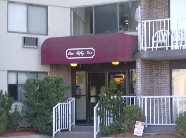 Foto del edificio - 151 Coolidge Ave