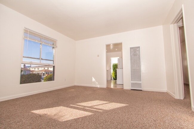 Building Photo - Charming 1 Bed/1 Bath - Just One Block from the Ocean in North Pacific Beach!
