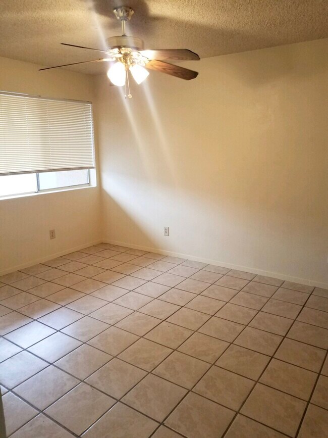 Loving room - 2138 S Walnut Ave