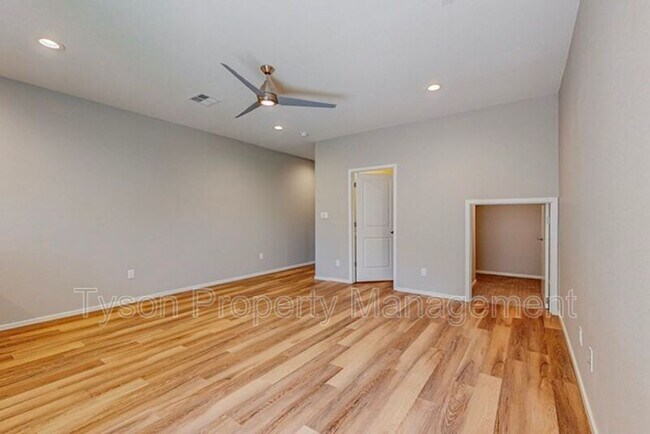Foto del edificio - 4571 Villa Loma Ln NE